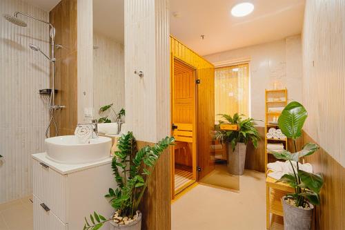 a bathroom with two sinks and potted plants at Hotel 500 W Strykowie in Stryków