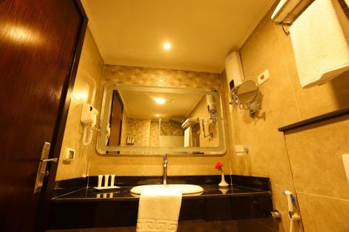 ein Badezimmer mit Waschbecken und Spiegel in der Unterkunft Jewel Sharm El Sheikh Hotel in Sharm El Sheikh