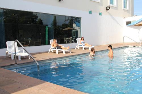 a group of people in a swimming pool at Rio Vista Inn Business High Class Hotel Poza Rica in Poza Rica de Hidalgo