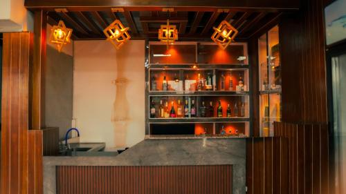 加德满都Hotel Mitra Inn的吧台边有个架子，上面摆放着酒水。