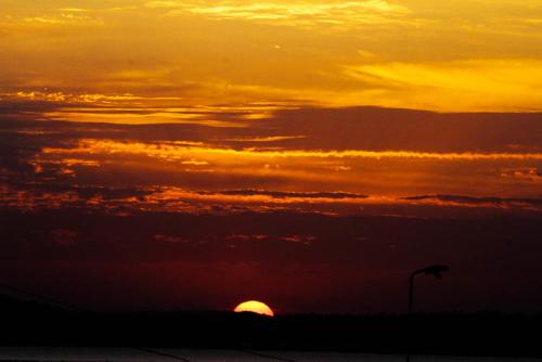 De zonsopgang of zonsondergang vanuit het appartement