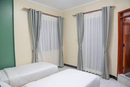 Een bed of bedden in een kamer bij Sunset Statehouse View Residence