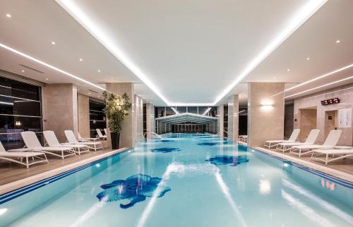 Swimmingpoolen hos eller tæt på Charisma De Luxe Hotel