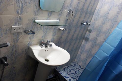a bathroom with a sink and a mirror at Hotel Valle Verde in Valle de Anton