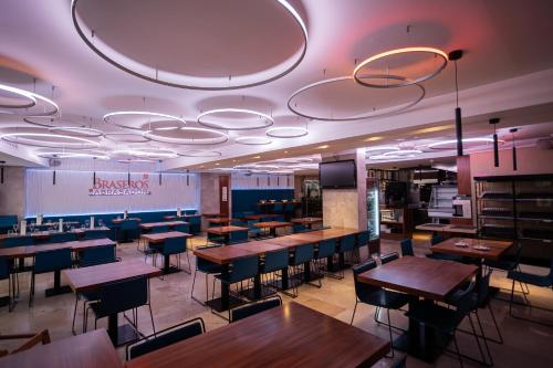 布尔戈斯洛斯布拉瑟洛斯中心酒店的一间房间里有木桌椅的餐厅