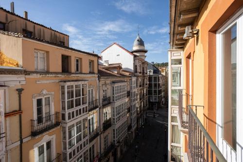 布尔戈斯洛斯布拉瑟洛斯中心酒店的城市小巷景观与建筑