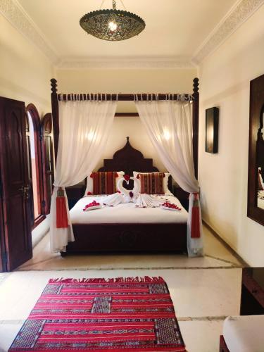Una cama o camas en una habitación de Riad Nirvana