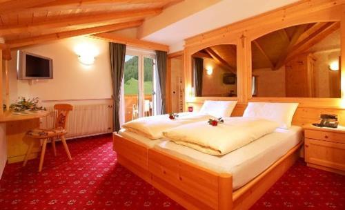 1 dormitorio con 1 cama grande en una habitación en Garni la Bercia, en Selva di Val Gardena
