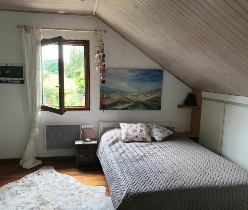 a bedroom with a bed and a window at Nature & bien-être - 1 chambre à l'étage in Étival-Clairefontaine