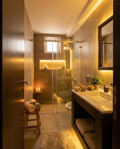 ein Badezimmer mit Dusche, Waschbecken und Toilette in der Unterkunft Nomakop5 in Kopaonik
