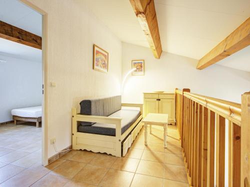 una camera con scala con panca e tavolo di P Minervois G N02 Villa 3P4 a Homps