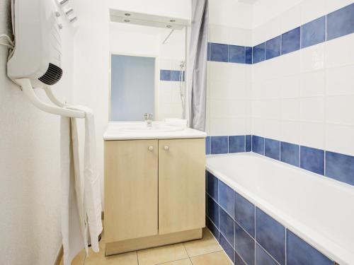 un bagno con lavandino e vasca da bagno di P Minervois G N02 Villa 3P4 a Homps