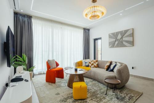 ein Wohnzimmer mit Sofa und Tisch in der Unterkunft The Avery at Lapwing Place in Accra