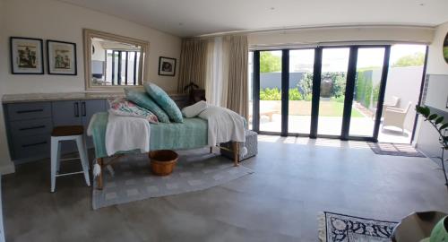 Giường trong phòng chung tại White Feather Guest Rooms and Boutique Spa