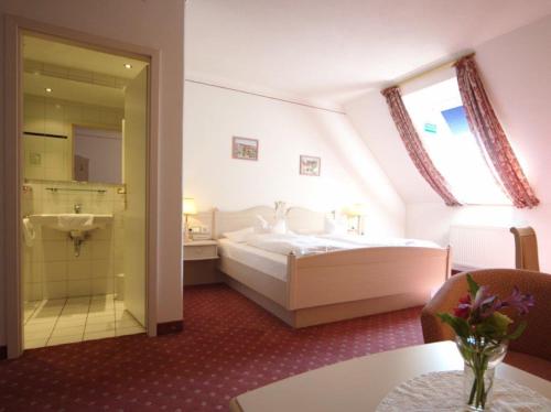 a bedroom with a bed and a bathroom with a shower at Fichtelgebirgshof in Himmelkron