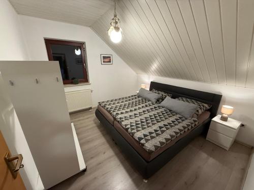 ein Schlafzimmer mit einem Bett auf einem Dachboden in der Unterkunft Ferienwohnung Romy in Ersen in Liebenau
