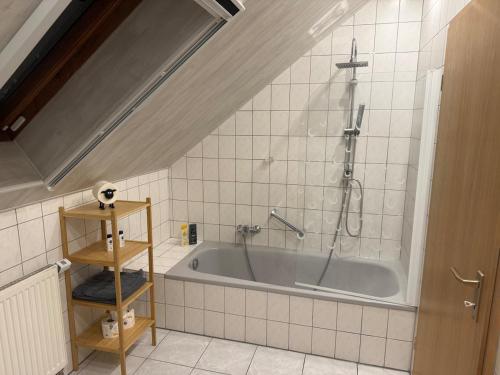 ein Badezimmer mit Badewanne und Dusche in der Unterkunft Ferienwohnung Romy in Ersen in Liebenau