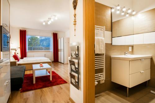 ein kleines Apartment mit einer Küche und einem Schlafzimmer in der Unterkunft Oscar & Sons Apartments in Piesendorf