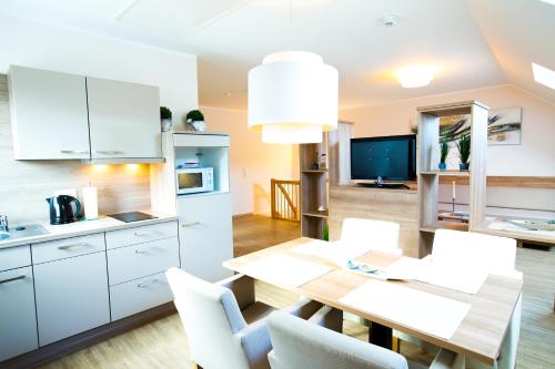 Кухня или мини-кухня в Hotel & Living Am Wartturm - Hotel & Apartments
