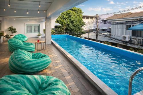 Easy Monday Capsule Hotel Bangkok