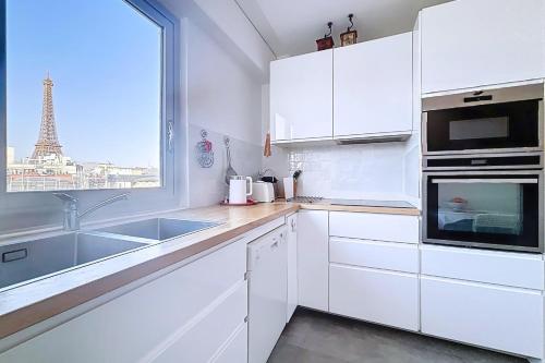 Apartment with balcony overlooking the Eiffel Tower