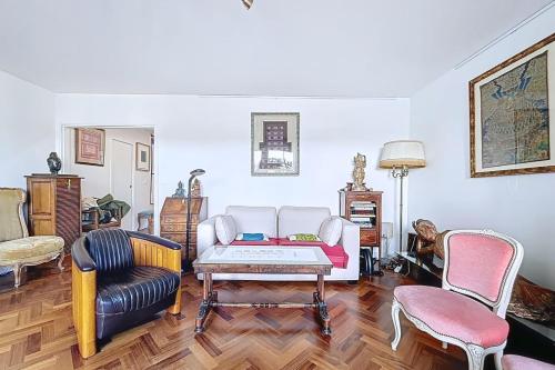 Apartment with balcony overlooking the Eiffel Tower