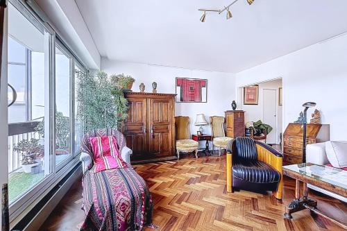 Apartment with balcony overlooking the Eiffel Tower