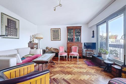 Apartment with balcony overlooking the Eiffel Tower
