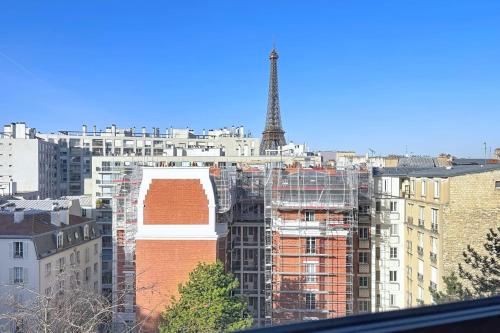 Apartment with balcony overlooking the Eiffel Tower