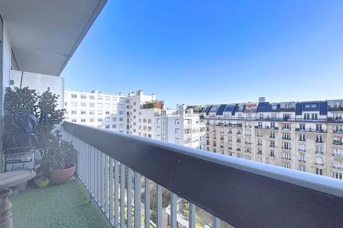 Apartment with balcony overlooking the Eiffel Tower