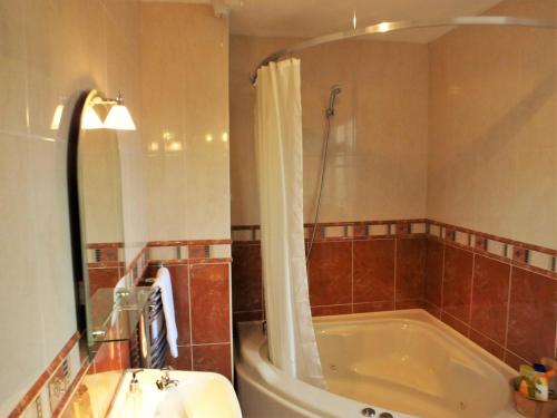 Bathroom sa Belle View House Self Catering