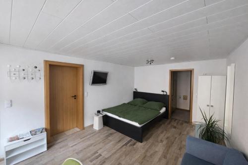 a bedroom with a green bed in a room at Weserbutze in Bodenwerder