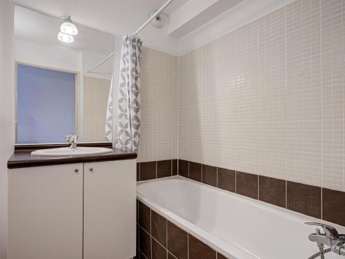 un bagno con vasca e lavandino di Haut du Lac I N205 3P6 a Homps