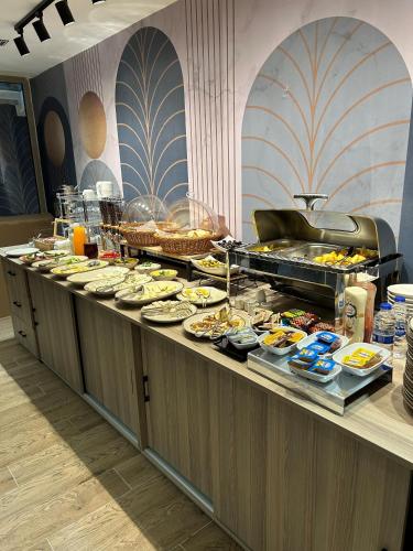 een buffet met veel verschillende soorten eten bij Mona Bosphorus in Istanbul