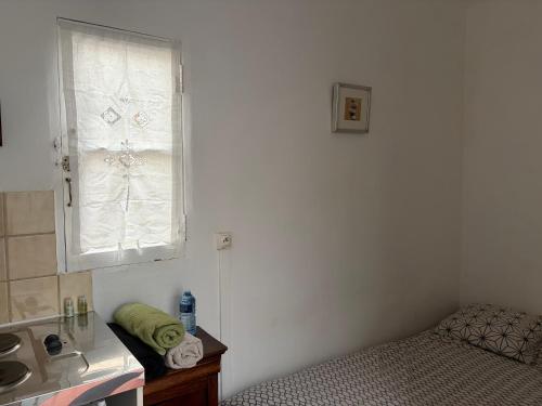 una camera con letto, lavandino e finestra di Petit studio haussmannien a Marsiglia