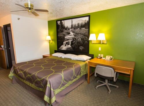 מיטה או מיטות בחדר ב-Super 8 by Wyndham Price