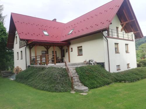 una grande casa bianca con tetto rosso di KAJA Zawoja a Zawoja