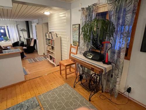 ein Wohnzimmer mit einem Tisch mit Kamera drauf in der Unterkunft Litet hus utanför Luleå in Luleå