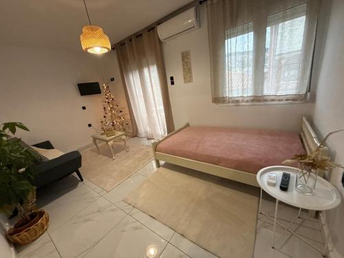 una camera da letto con un letto e un albero di Natale al suo interno di CasaKallisti a Levádeia