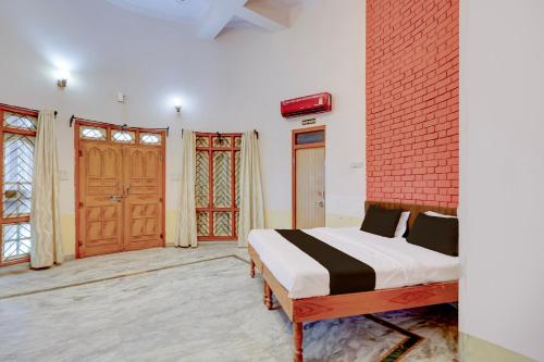 En eller flere senge i et værelse på Collection O Ajmer - Pushkar Bypass Formerly Shakti Resort