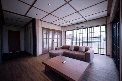 un salon avec un canapé et une table basse dans l'établissement Amani Suites Yogyakarta, à Timuran