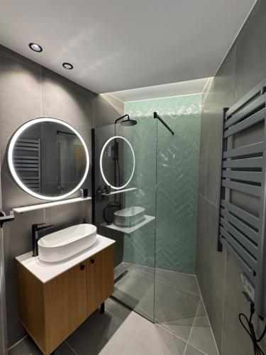 un bagno con lavandino e doccia in vetro di 42 Studio 8 a Komotini