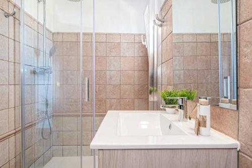 un bagno con lavandino e doccia di Villa Nispero a El Tosalet