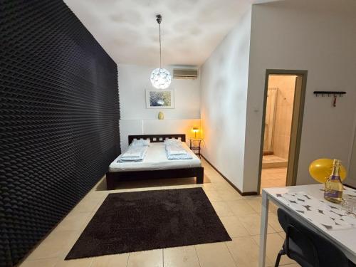 een slaapkamer met een bed en een zwarte muur bij The Training Station in Boedapest