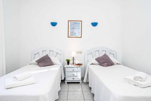 due letti uno accanto all'altro in una stanza di Villa Pera a El Tosalet