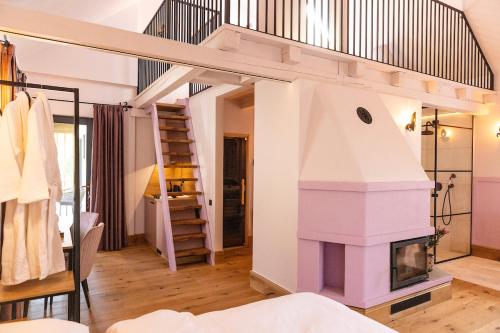 un soggiorno con camino e scala di Zabola Estate - Transylvania a Zăbala