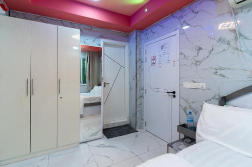 ein Schlafzimmer mit einer weißen Marmorwand in der Unterkunft Naseema Hiya - Central Ukulhas Residences in Ukulhas