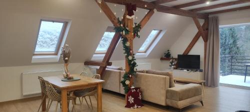 un salon avec un canapé et une table dans l'établissement Apartament Pod Bukowym Lasem, à Kowary