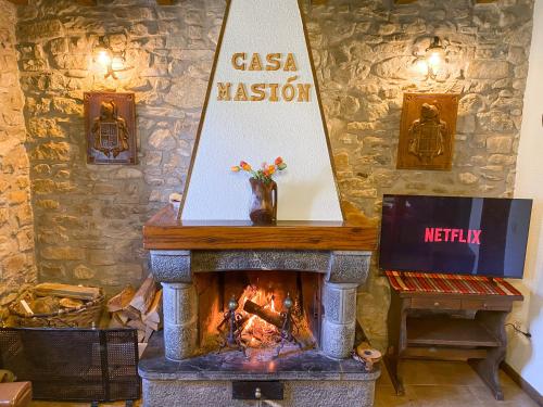 ein Kamin mit einem Schild, auf dem „Casa Nassercession“ steht in der Unterkunft Casa Rural Masión de Egüés in Elcano