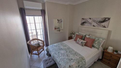 En eller flere senge i et værelse på Ria's Birds